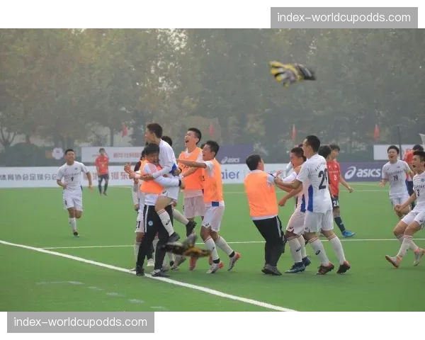 特写：安菲尔德全场高唱“你永远不会独行”迎接球队入场